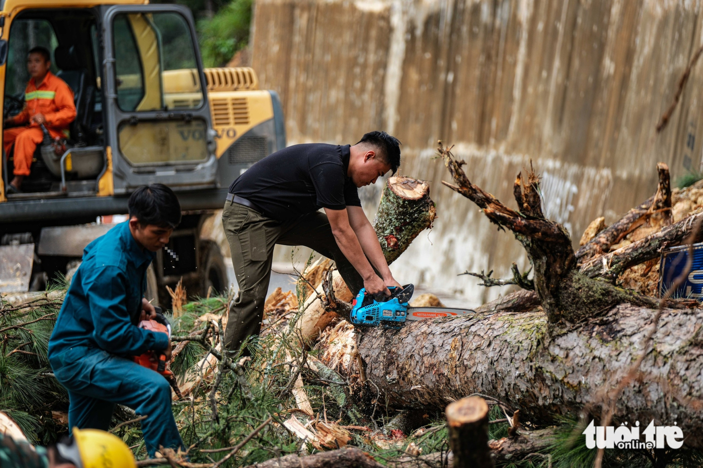 通往大叻的D'Ran山口发生滚石、滑坡、道路开裂、山体大裂缝